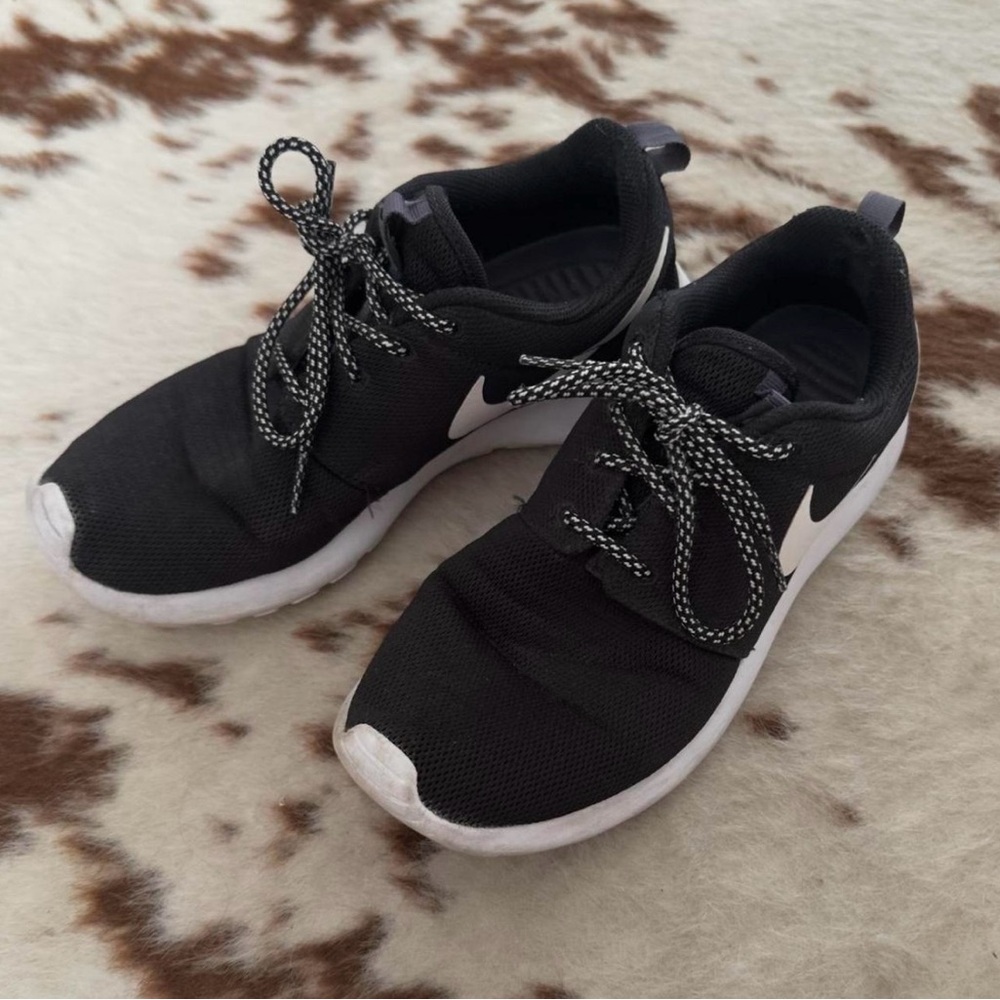 Nike Black roshes sneakers